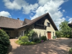 Haus mit Balkon und Garage