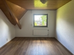 Helles Zimmer mit Fenster