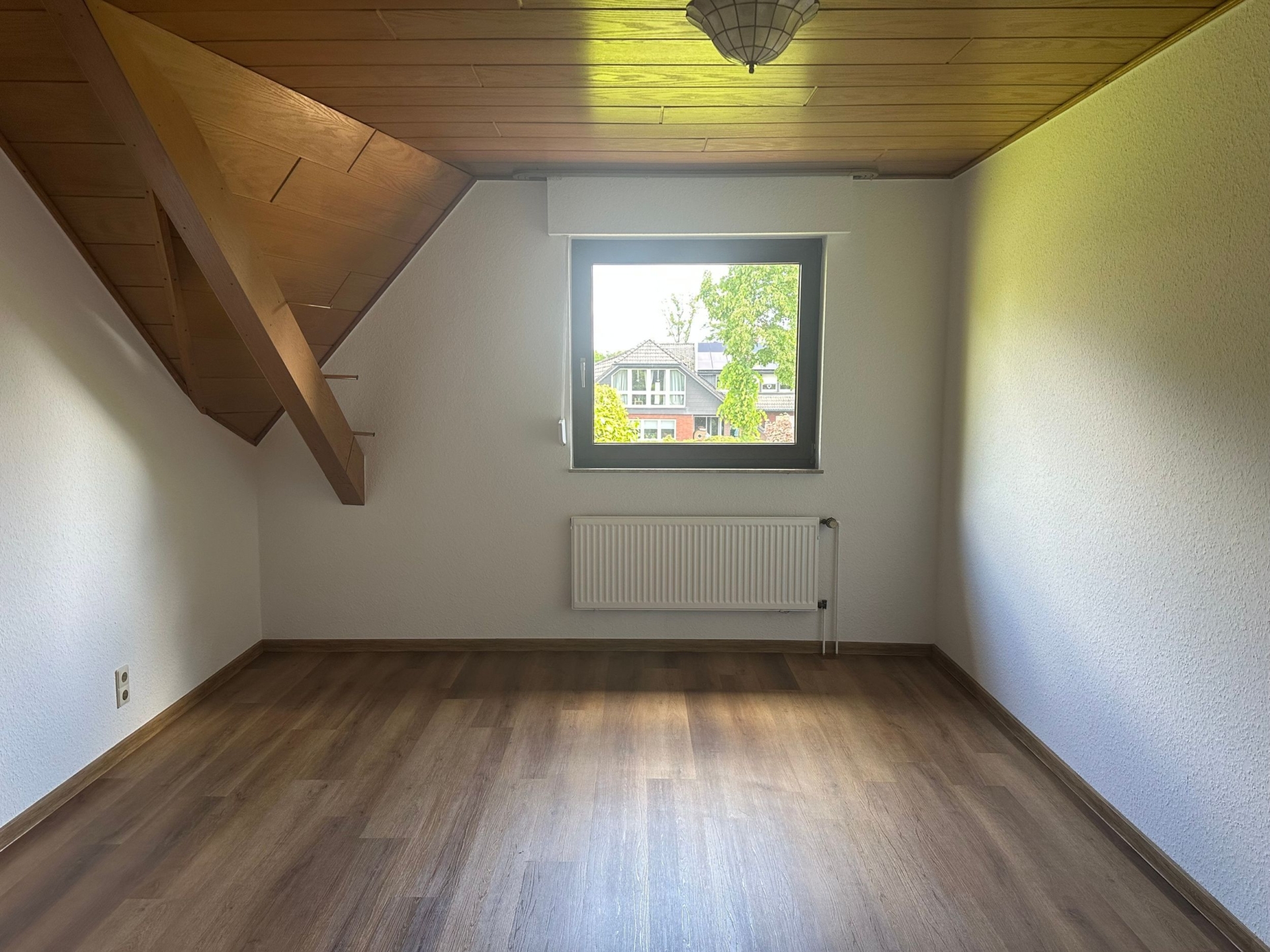 Helles Zimmer mit Fenster