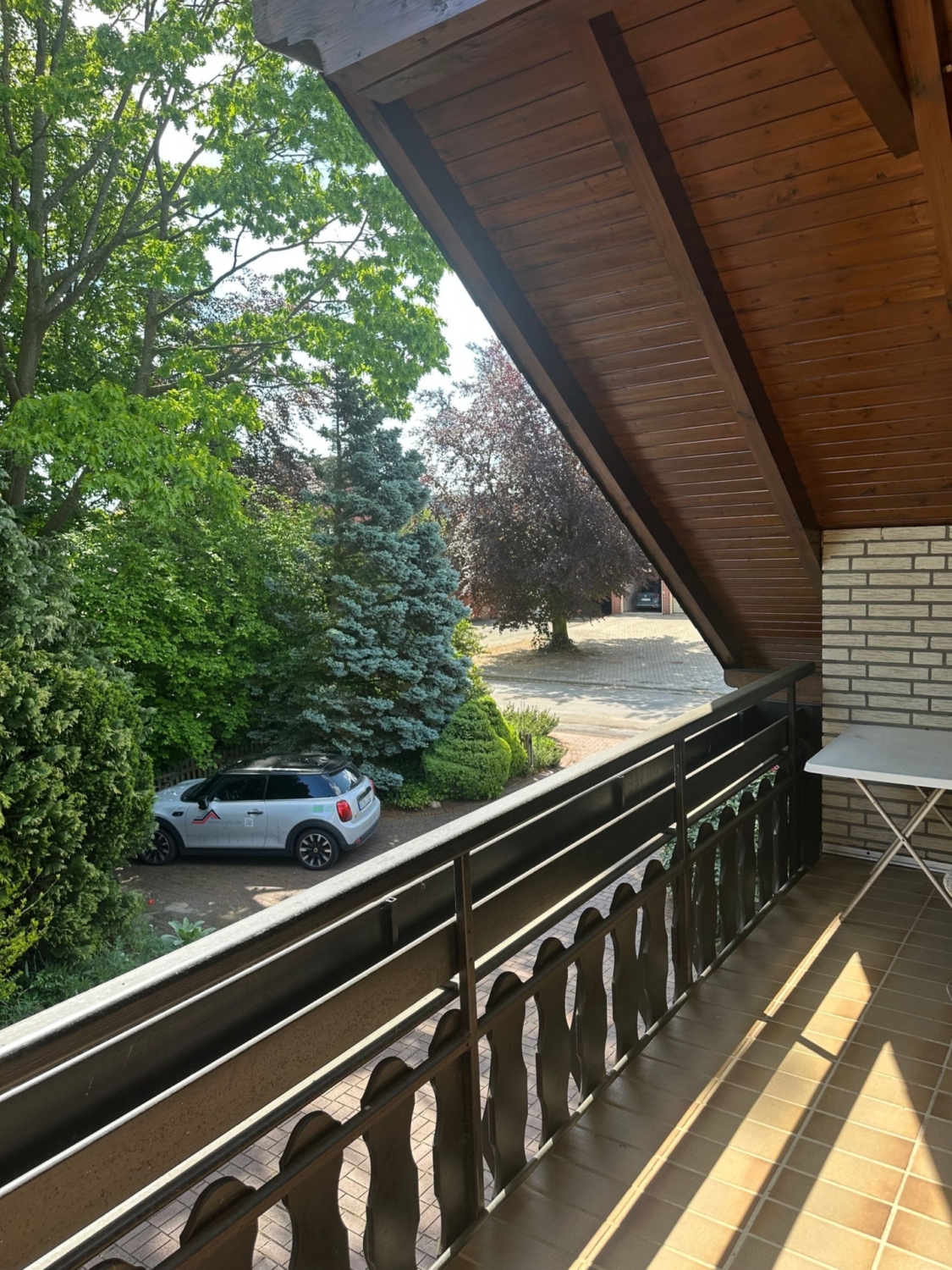Sonniger Balkon mit Ausblick