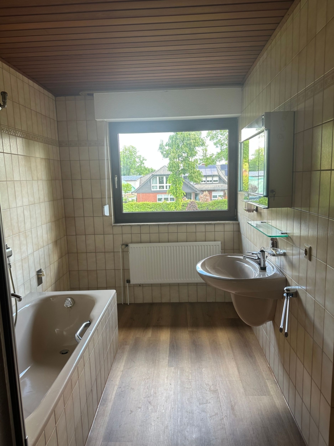 Helles Badezimmer mit Fenster