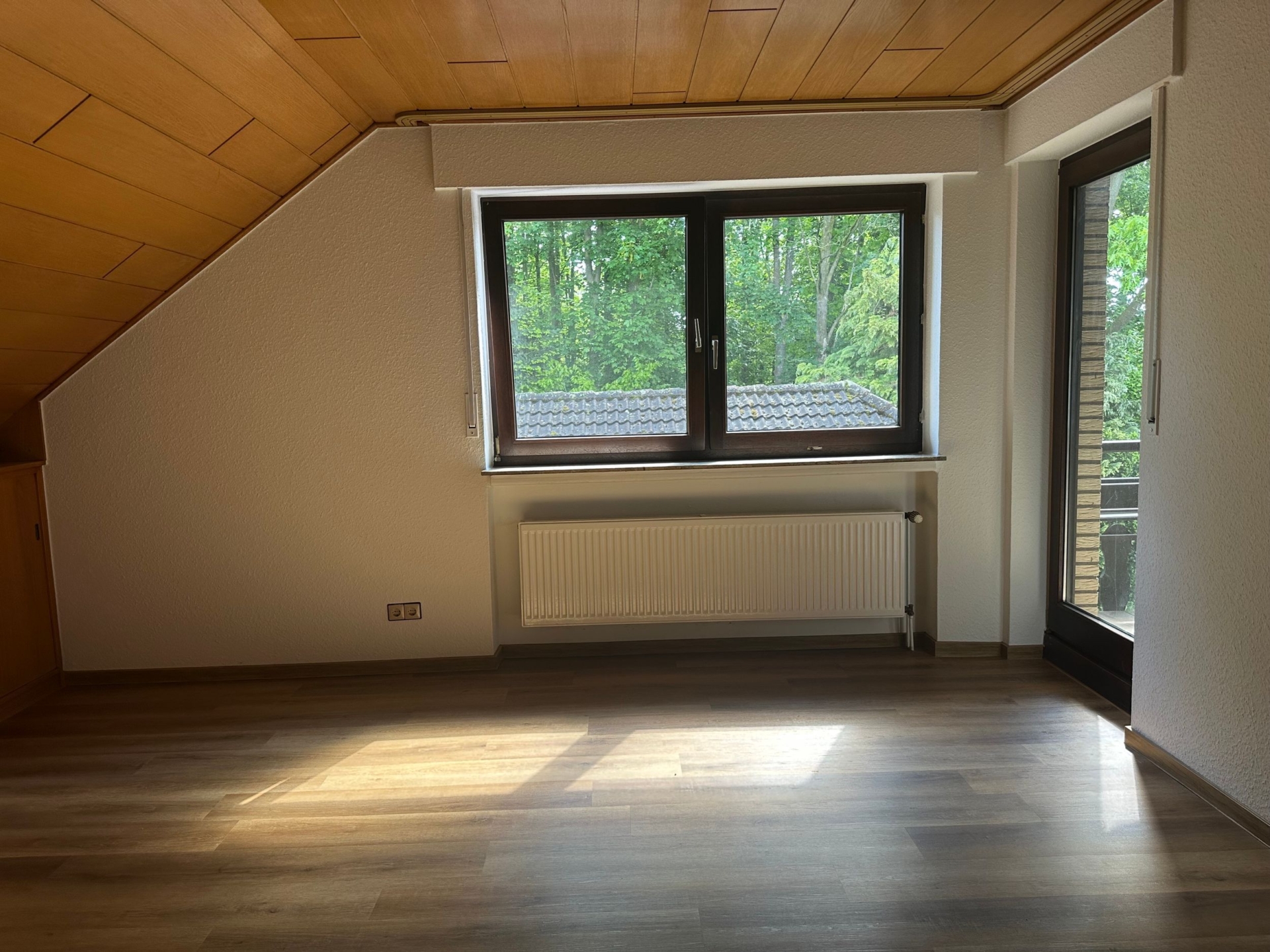 Helles Wohnzimmer mit Balkon