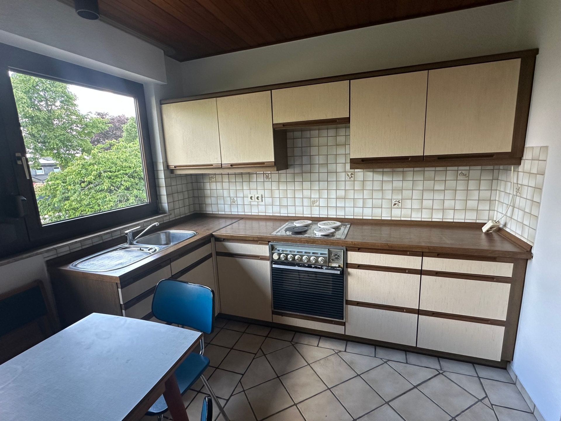 Helle Küche mit Altbauküche