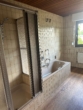 Helles Badezimmer mit Wanne