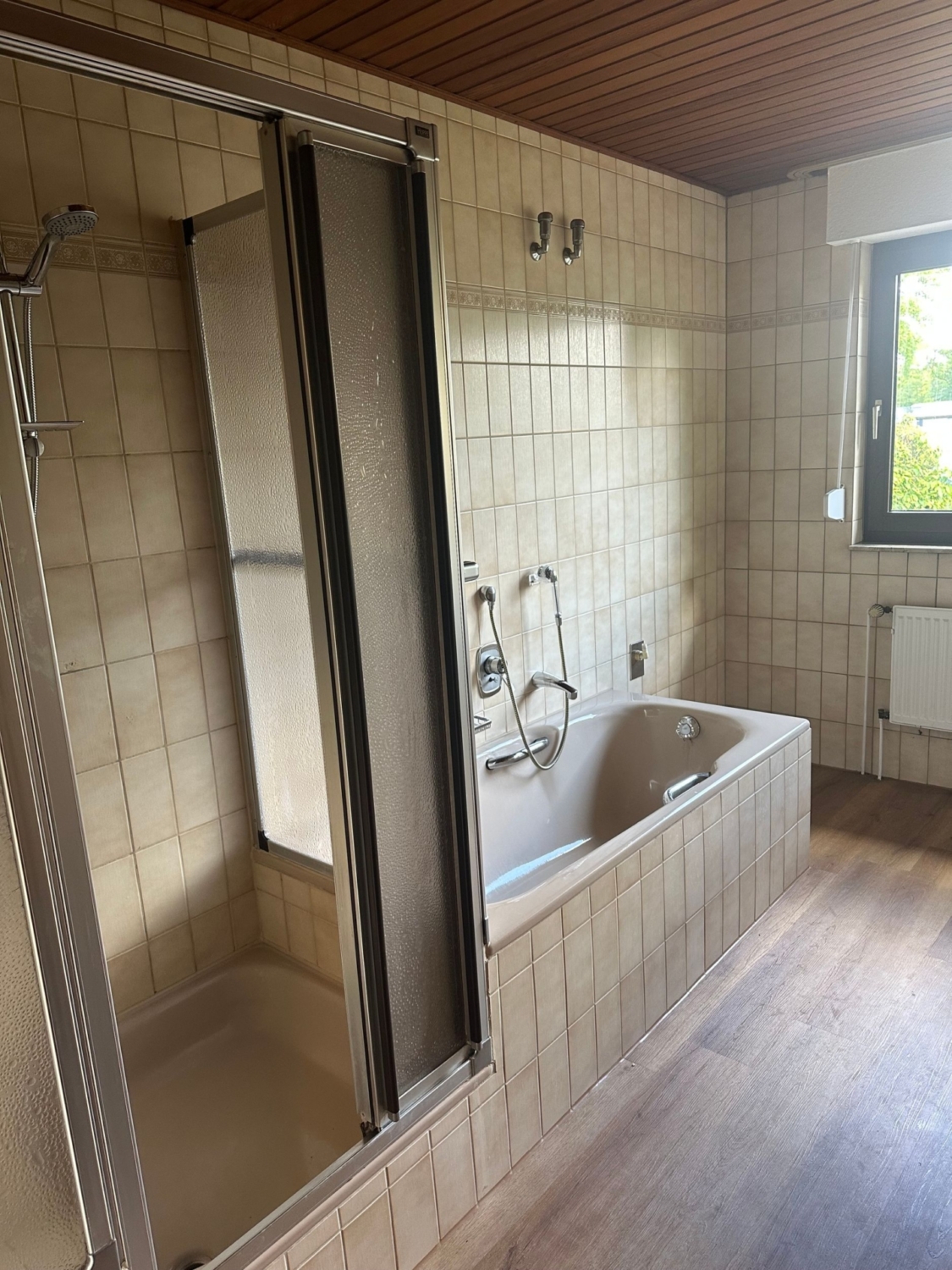 Helles Badezimmer mit Wanne