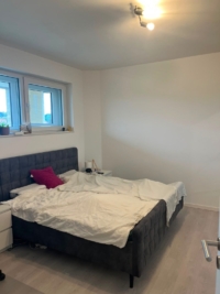 Helles Schlafzimmer mit Bett