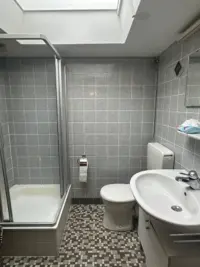 Modernes Bad mit Dusche