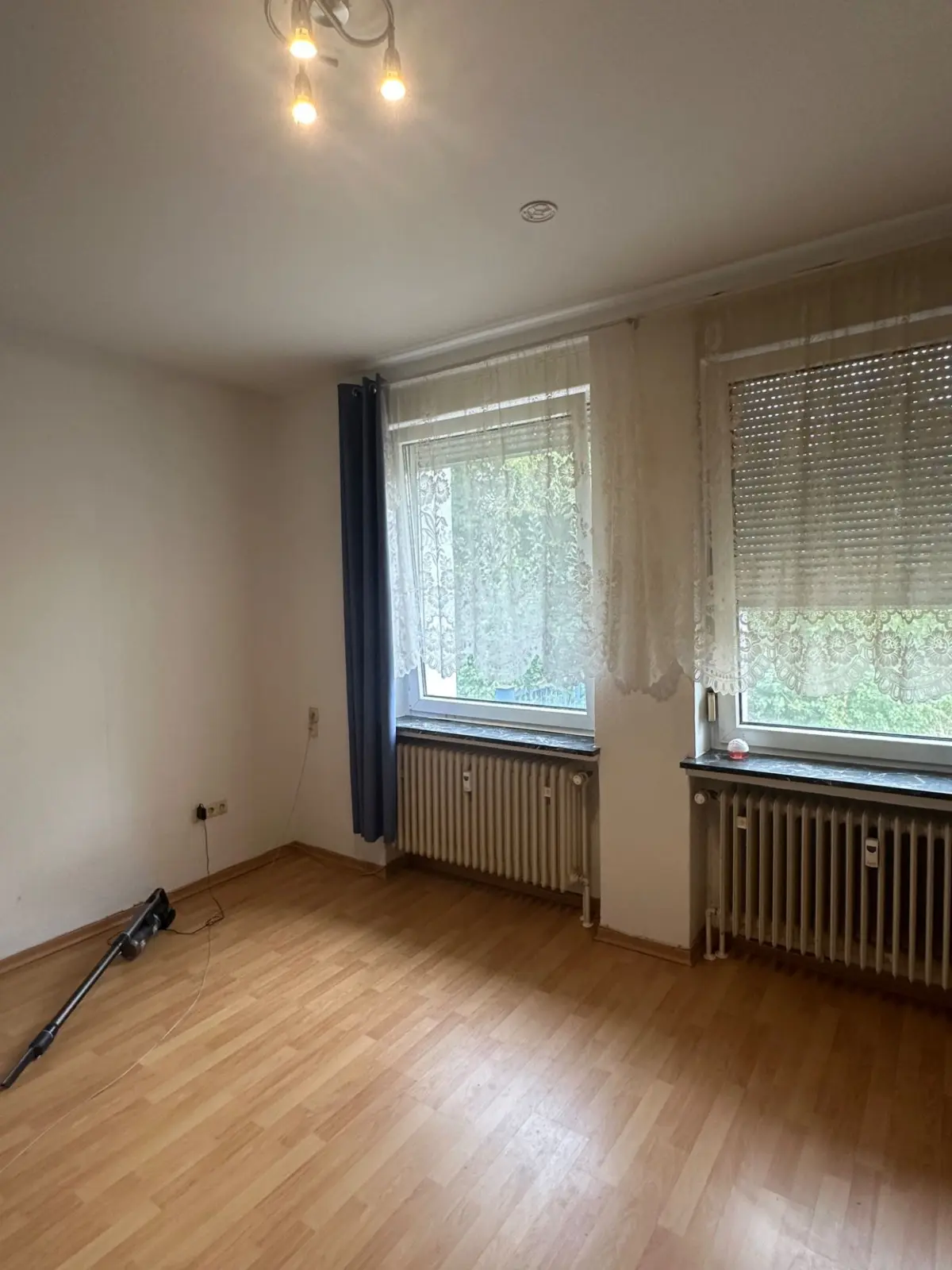 Helles Wohnzimmer mit Fenstern