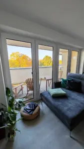 Modernes Wohnzimmer mit Balkon