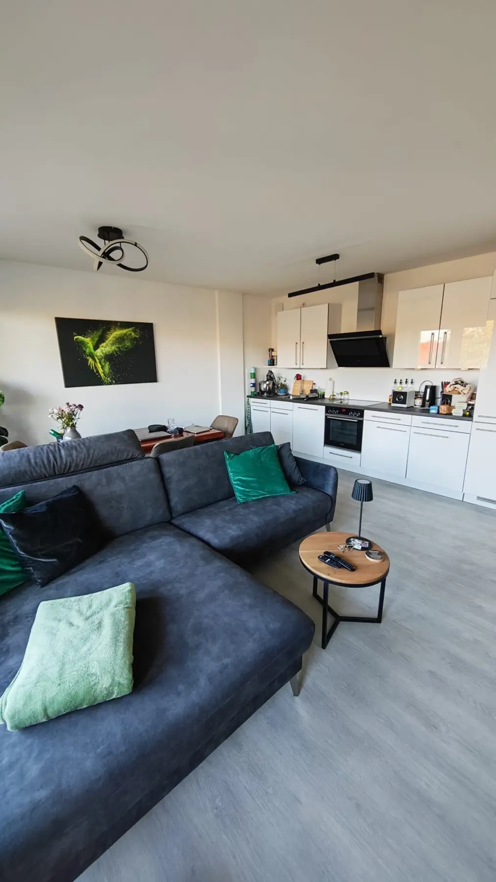 Moderne Wohnung mit Balkon