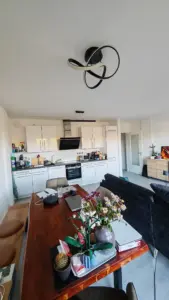 Moderne Küche mit Essbereich