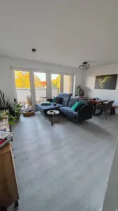 Moderne Wohnung mit Balkon