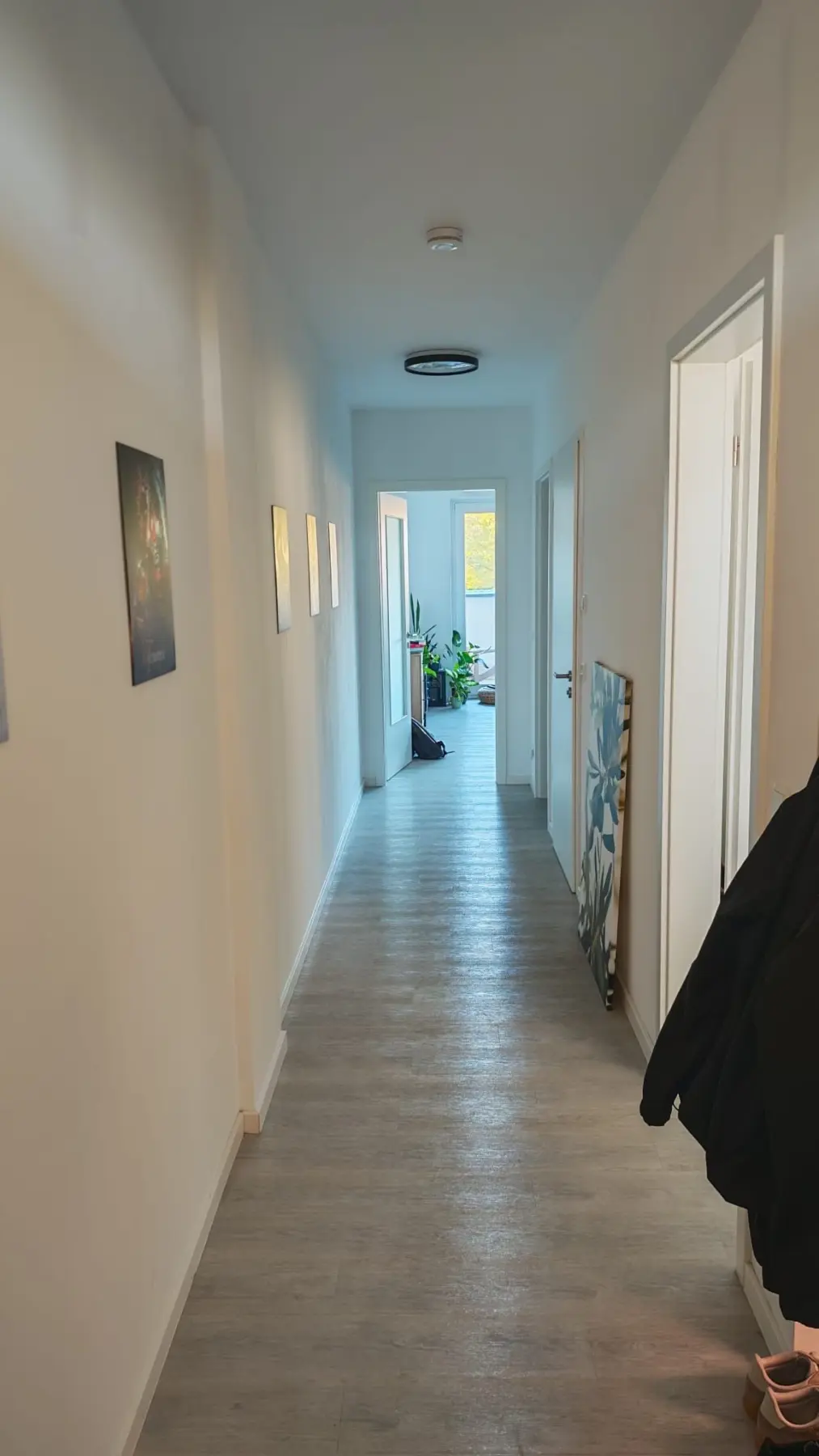 Moderner Flur im Wohnhaus