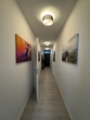 Moderner Flur mit Gemälden - Moderne 2-Zimmer-Wohnung mit Balkon in Osnabrück!