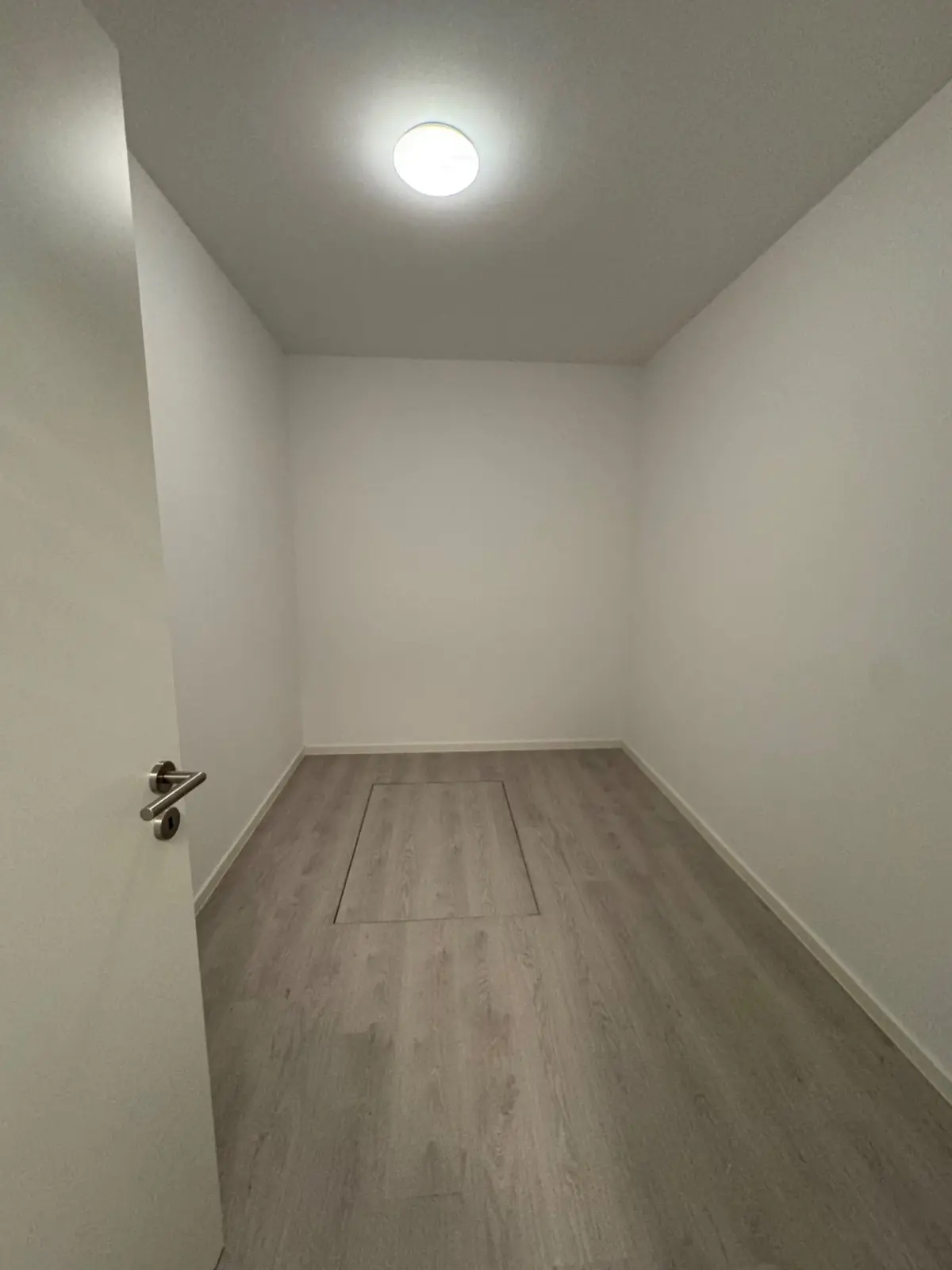 Leerer weißer Raum
