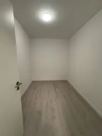 Leerer weißer Raum