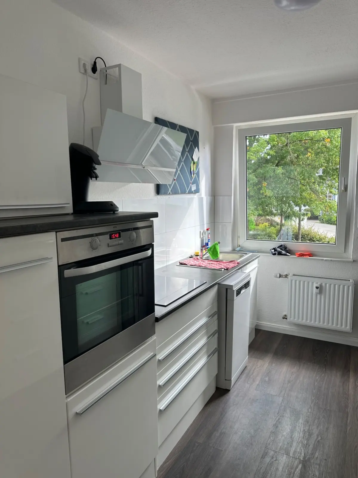 Moderne Küche mit Fenster