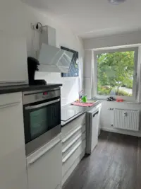 Moderne Küche mit Fenster