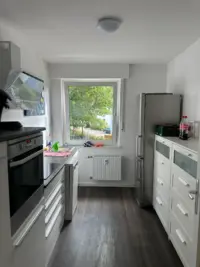 Helle Küche mit Fenster