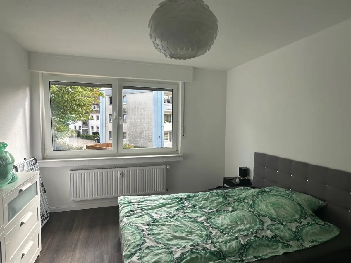 Helles Schlafzimmer mit Fenster