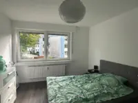 Helles Schlafzimmer mit Fenster