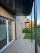 Moderne Terrasse mit Garten