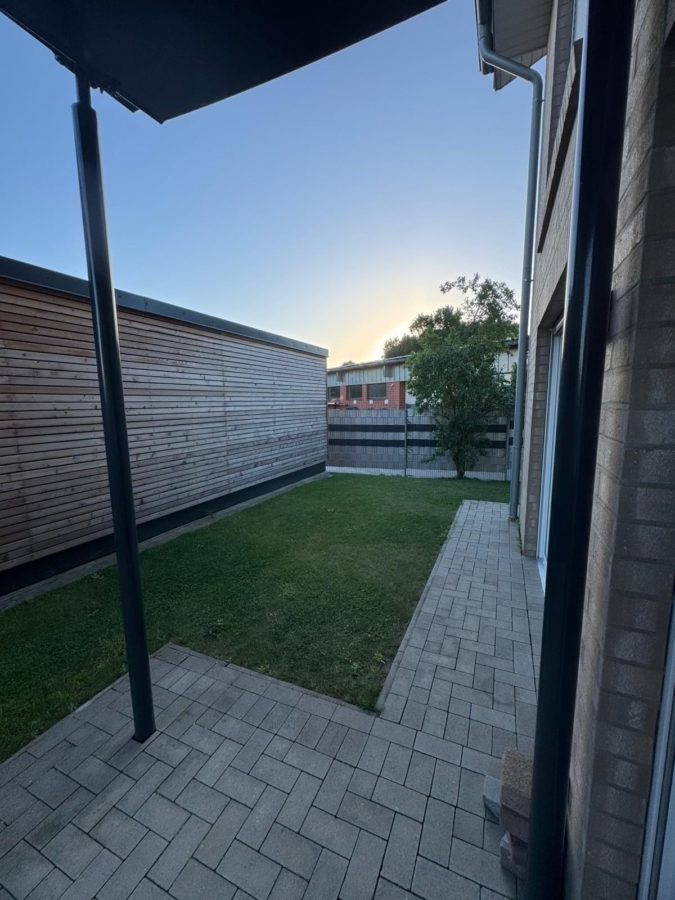 Moderne Terrasse im Garten
