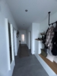 Moderner Flur mit Garderobe