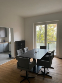 Helles Esszimmer mit Balkon