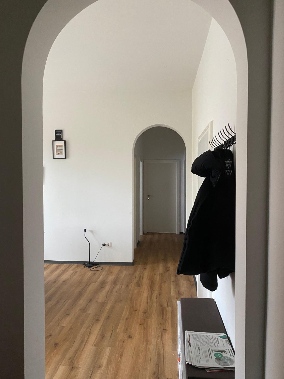 Heller Flur mit Holzboden