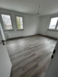 Helles Wohnzimmer mit Fenstern