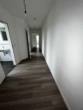 Heller Flur mit Badezimmer