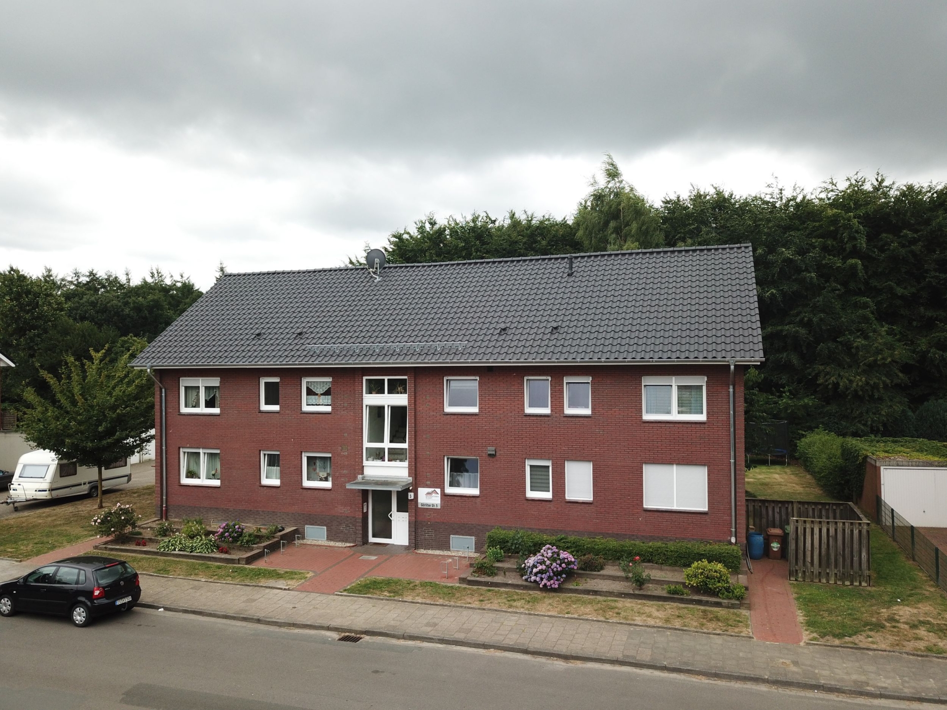 Zweistöckiges Backsteinhaus