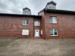Hausansicht vorne 1 - Attraktive 2-Zimmer-Wohnung mit Balkon und Kellerraum in ruhiger Lage von Ankum – ab 01.08.2026 verfügbar