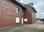 Hausansicht vorne seitlich 2 - Attraktive 2-Zimmer-Wohnung mit Balkon und Kellerraum in ruhiger Lage von Ankum – ab 01.08.2026 verfügbar