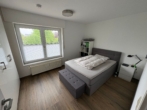 Helles Schlafzimmer mit Bett - Attraktive 2-Zimmer-Wohnung mit Balkon und Kellerraum in ruhiger Lage von Ankum – ab 01.08.2026 verfügbar