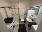 Helles Badezimmer mit Dusche - Attraktive 2-Zimmer-Wohnung mit Balkon und Kellerraum in ruhiger Lage von Ankum – ab 01.08.2026 verfügbar