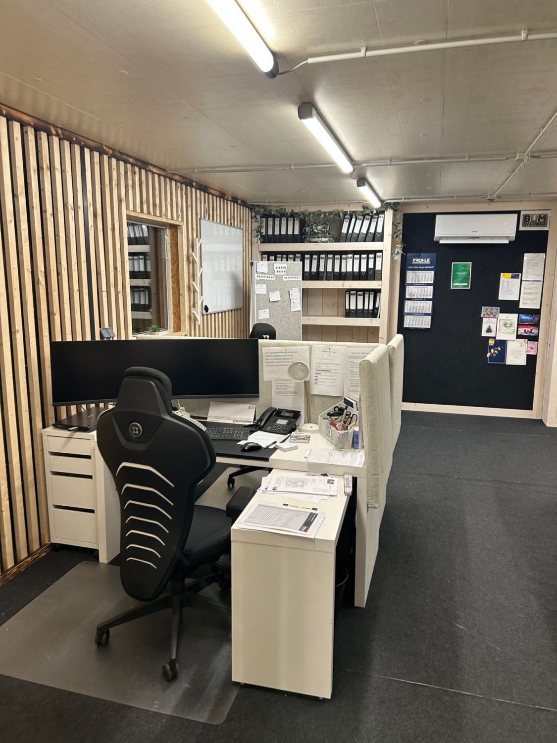 Modernes Büro mit Schreibtisch