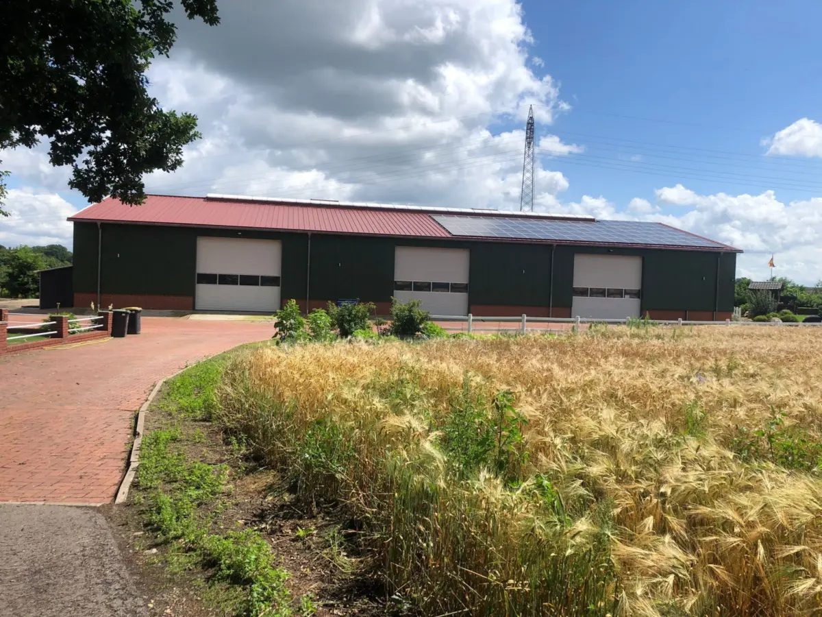 Lagerhalle neben Weizenfeld