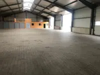 Große leere Lagerhalle