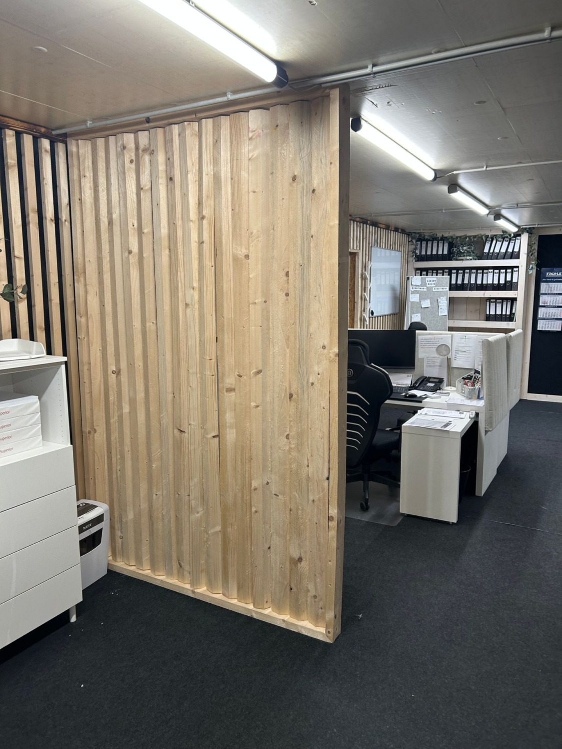 Büro mit Holzwand