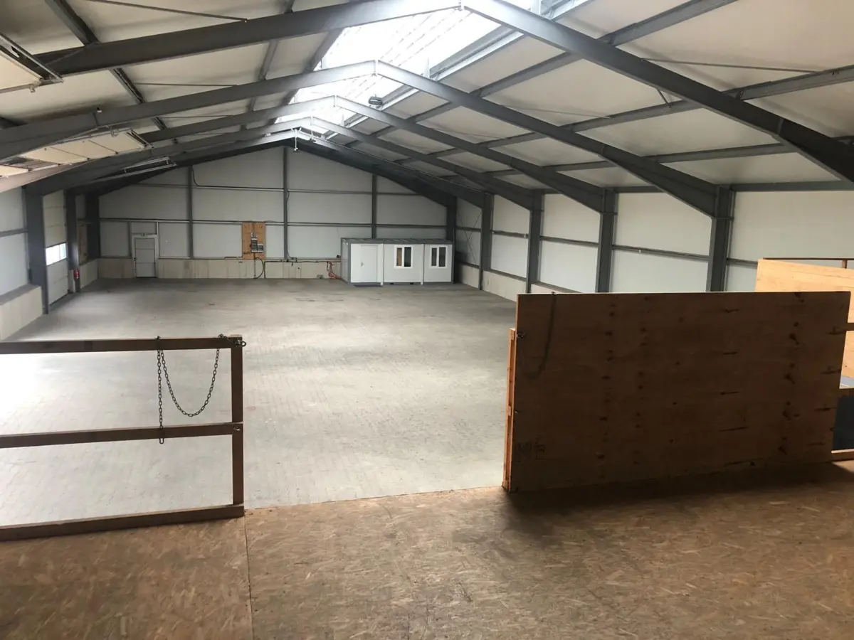 Leere Lagerhalle Innenansicht