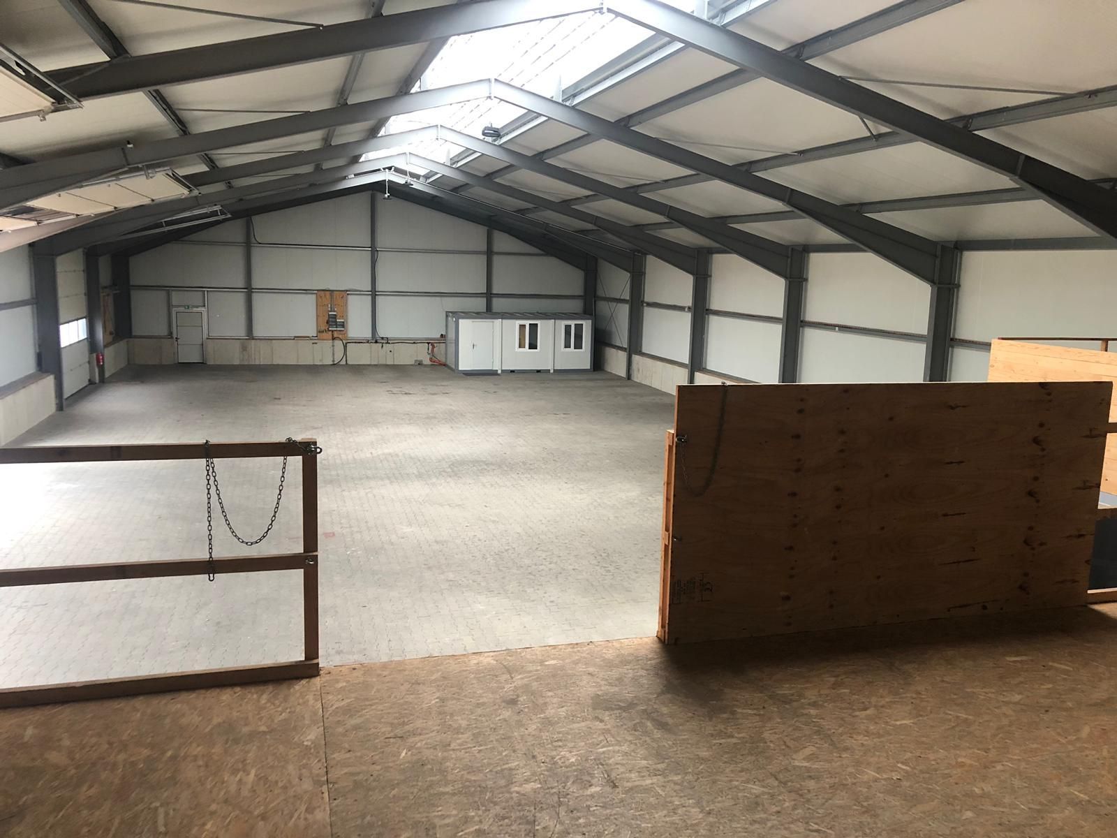 Leere Lagerhalle Innenansicht