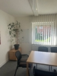 Helles Büro mit Tisch