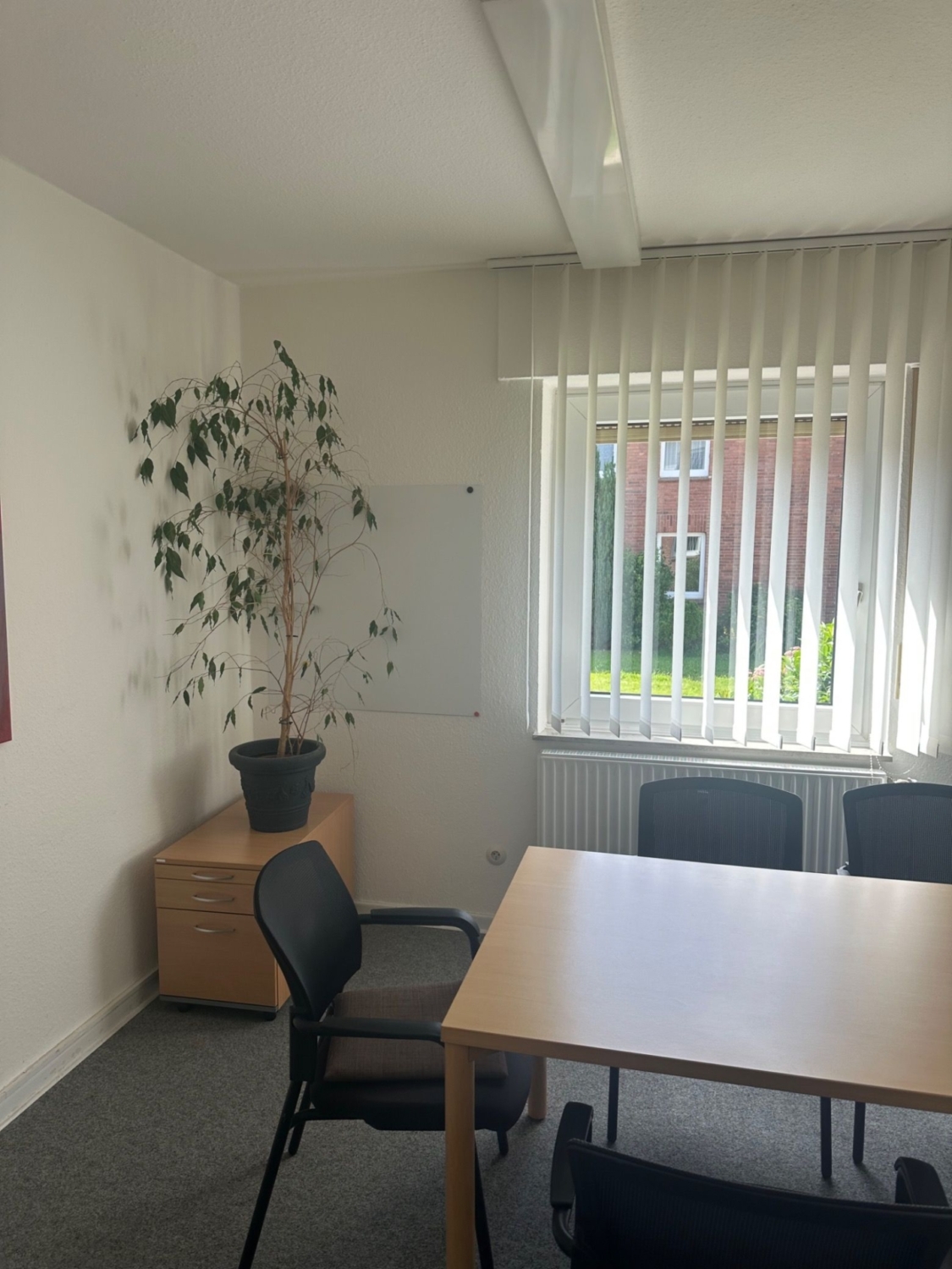 Helles Büro mit Tisch