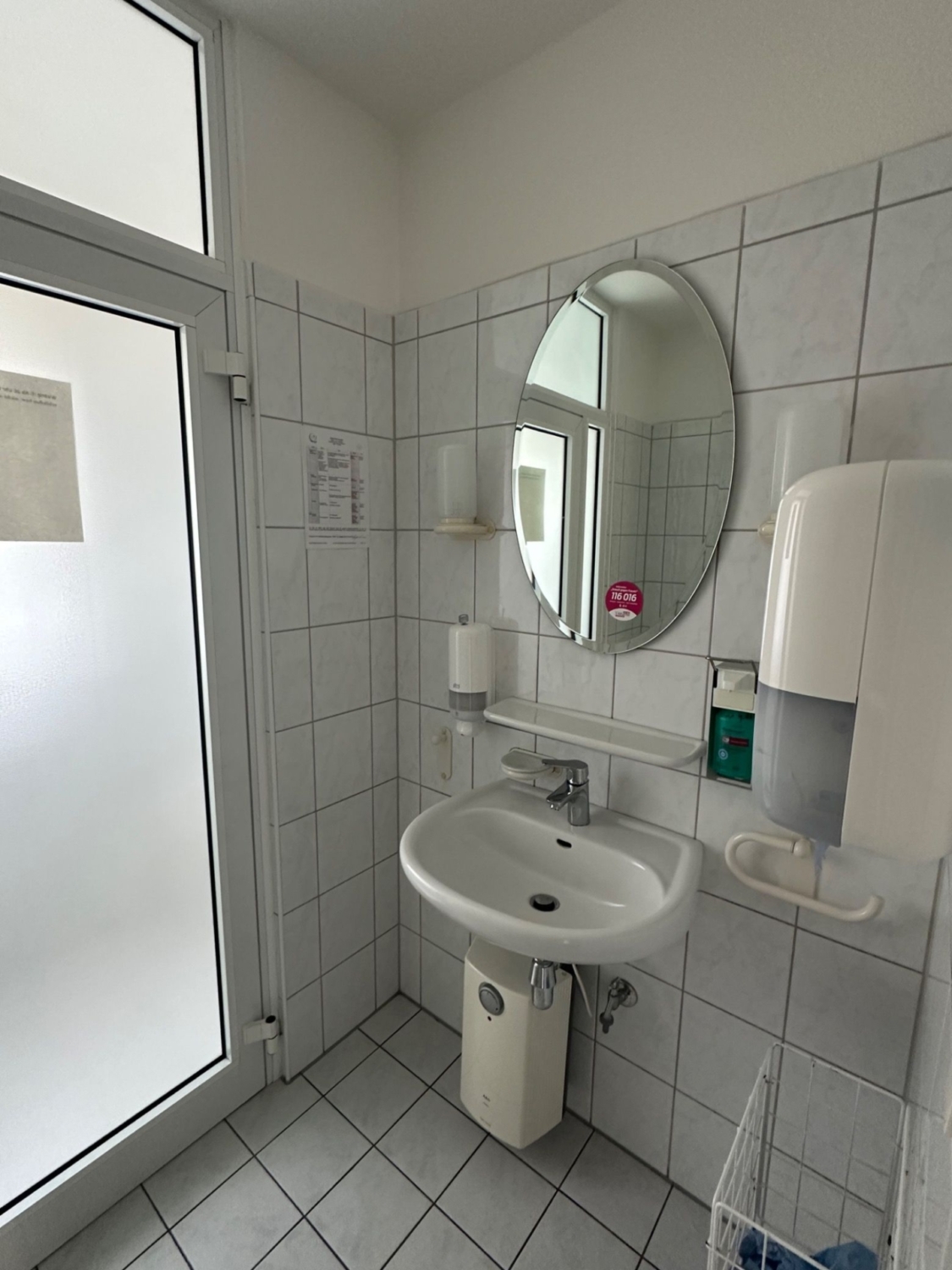 Helles Badezimmer mit Spiegel