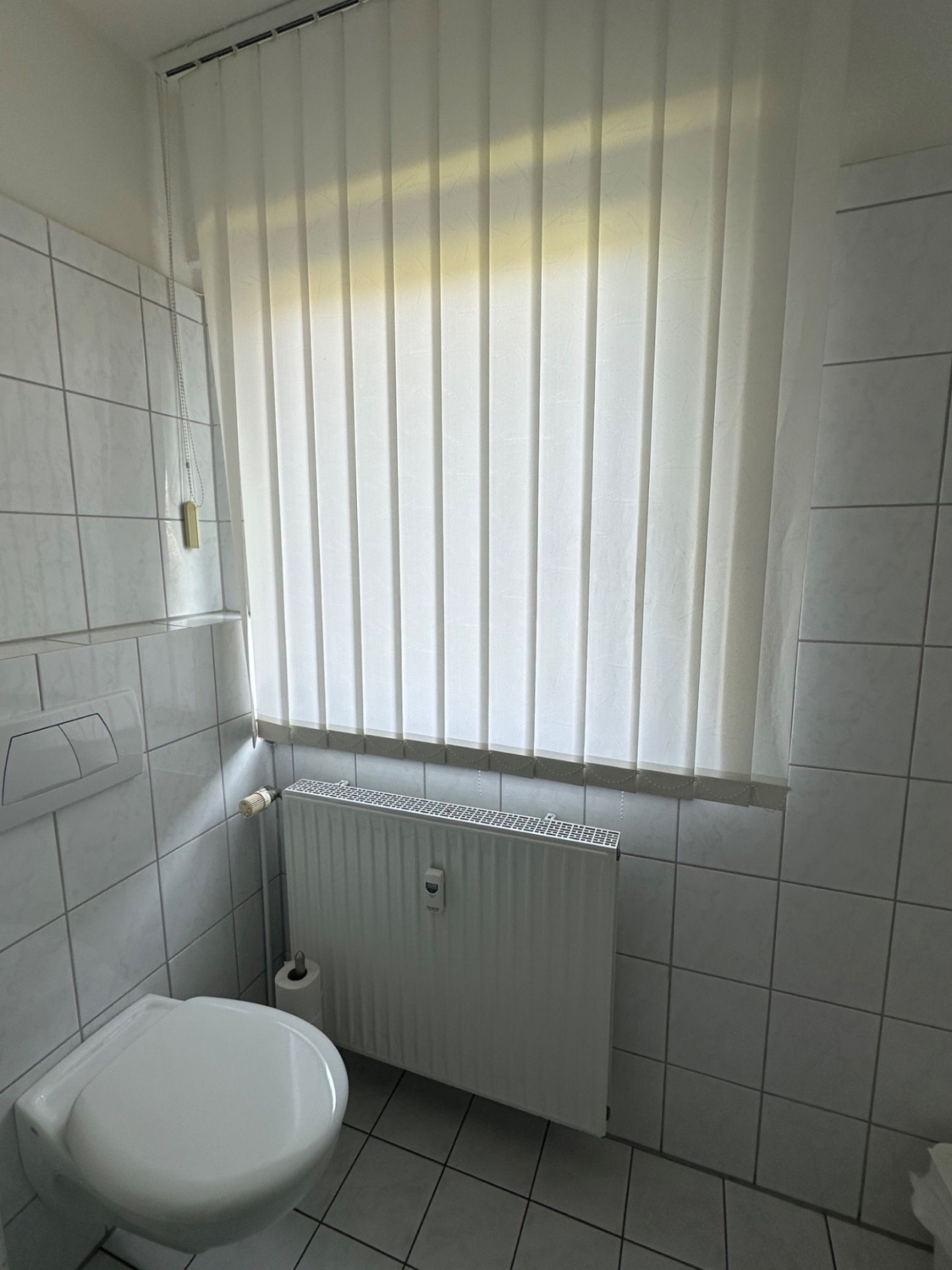 Helles WC mit Jalousien