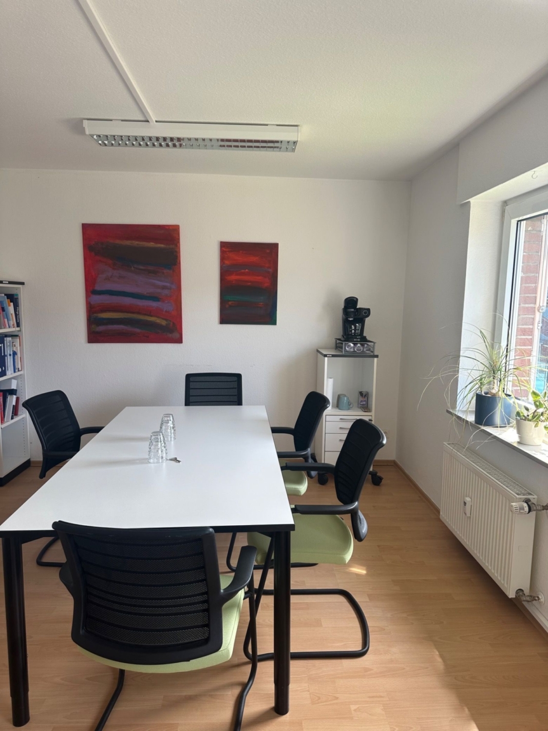 Helles Büro mit Meetingtisch