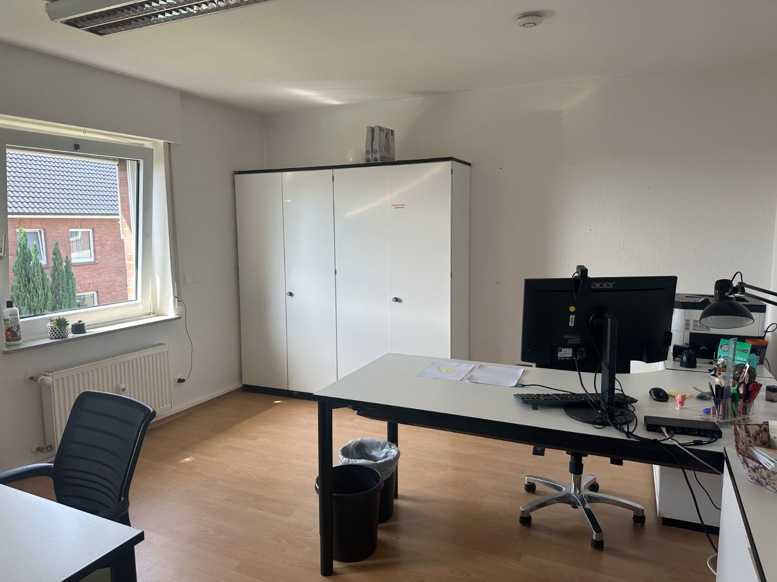 Helles Büro mit Schreibtisch