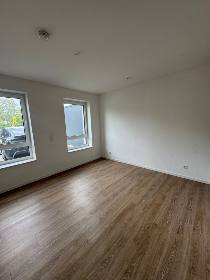 Helles Wohnzimmer mit Fenster